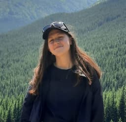 Яна - Контент-менеджер і Комунікаційниця